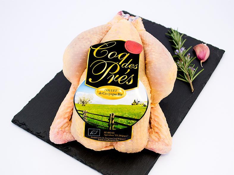 Poulet - Le “Coq des Prés” est un poulet de campagne biologique de chez nous, contrôlé sous le cahier des charges Bio européen. La race rustique obtenue grâce à une alimentation équilibrée donne le bon goût authentique des poulets d’Antan.