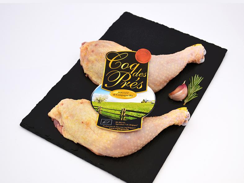 Cuisse - Le “Coq des Prés” est un poulet de campagne biologique de chez nous, contrôlé sous le cahier des charges Bio européen. La race rustique obtenue grâce à une alimentation équilibrée donne le bon goût authentique des poulets d’Antan.