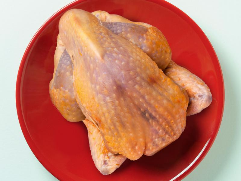 Pintade - Comme la caille cette volaille a un goût légèrement sauvage, vous pouvez préparer les mêmes recettes/préparations que celles pour le Faisan.